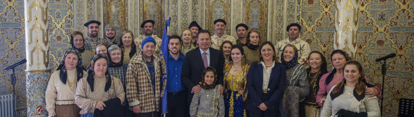 Alegria poveira no Palácio da Bolsa: Tradição poveira apresentada ao Primeiro-Ministro