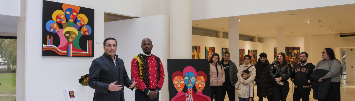 Exposição em homenagem à mulher africana na Biblioteca Municipal