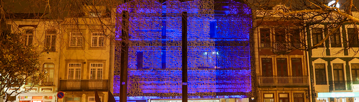 Centro de Atendimento Municipal iluminado de azul para assinalar Dia Internacional de Angelman