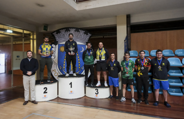 Torneio de Carnaval de Ténis de Mesa alia competição e diversão no Pavilhão Municipal