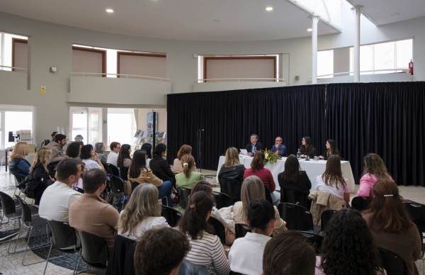 Impacto do trauma infantil em discussão na Biblioteca Diana Bar