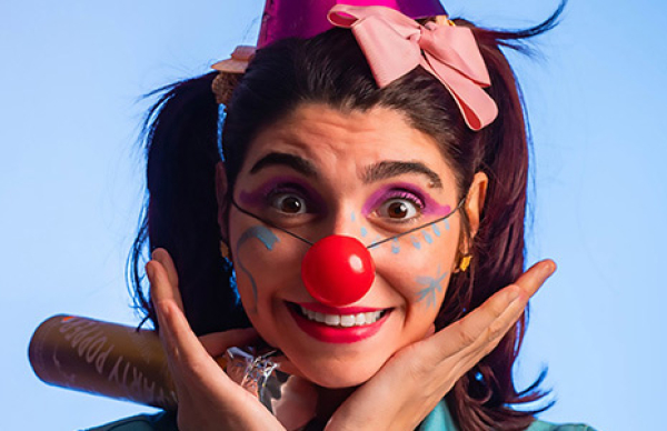 Sessão de história interativa para famílias na Biblioteca Municipal