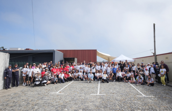 Centenas de pessoas caminham pela valorização da Creche Argevadi
