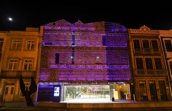 Centro de Atendimento Municipal ilumina-se de púrpura no Dia Nacional do Doente com AVC