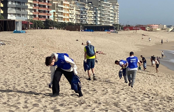 Voluntários contribuem para a limpeza das nossas praias