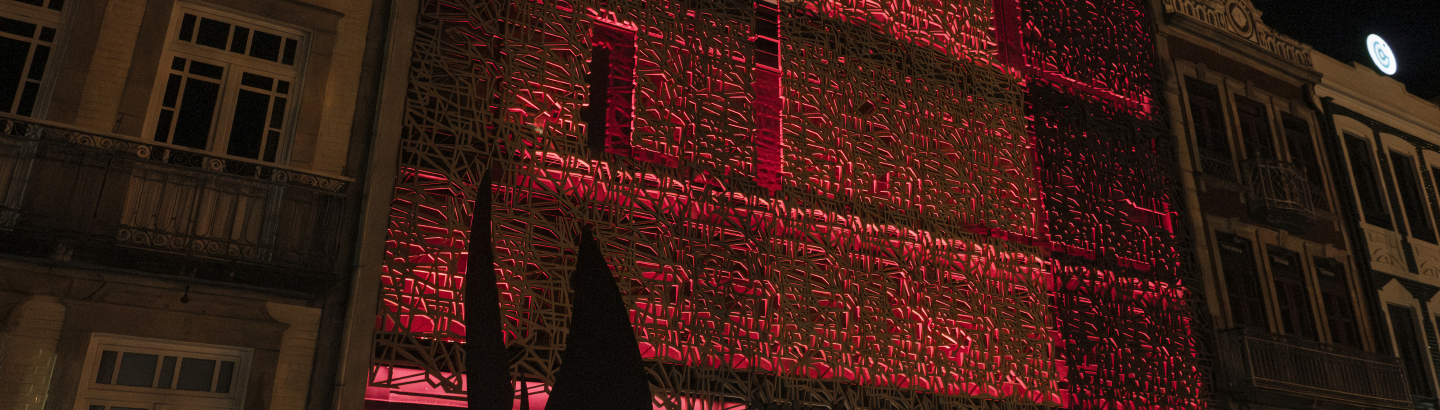 CAM iluminou-se de vermelho para assinalar Dia Mundial da Cruz Vermelha