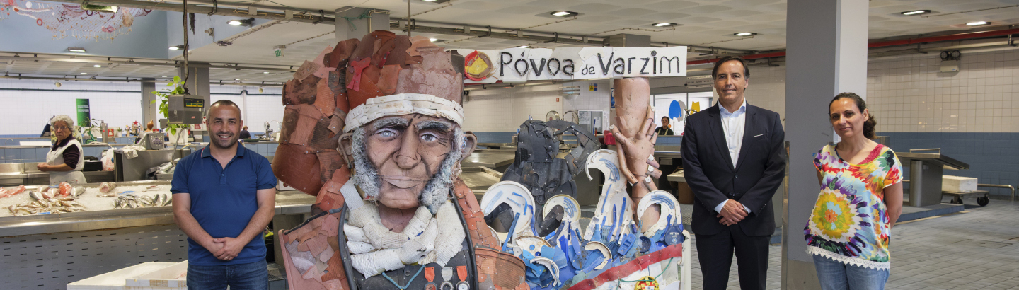 Herói poveiro em instalação artística feita com resíduos recolhidos nas praias