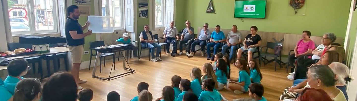 Ambiente e Música juntam crianças e idosos no Centro Ocupacional da Lapa