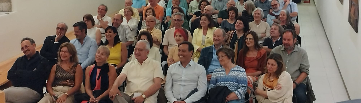 Sala cheia n'A Filantrópica para ouvir José Carlos de Vasconcelos