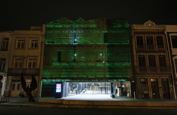 Centro de Atendimento Municipal ilumina-se de verde no Dia Internacional da Síndrome de Phelan-McDermid